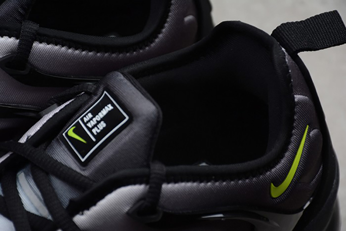 nike air vapormax plus black volt 924453-009